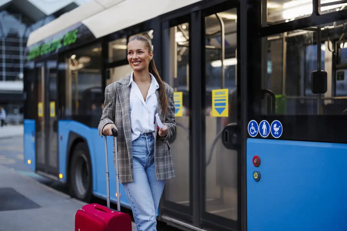 Mädchen, das am Bus vorbeigeht